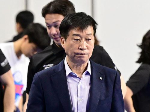 퇴장하는 김호철 IBK 기업은행 감독김호철 프로배구 여자부 IBK기업은행 감독이 사퇴했다. 사진은 22일 경기도 화성종합체육관에서 열린 프로배구 여자부 V리그 현대건설과 홈 경기에서 세트 점수 0-3으로 패한 뒤 퇴장하는 김호철 감독. [한국배구연맹 제공. 재배포 및 DB 금지]