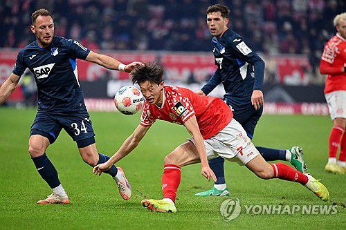 공 다투는 이재성[AP=연합뉴스]