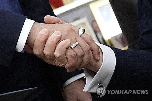 두 손 맞잡은 맘다니, 트럼프[EPA=연합뉴스 자료사진. 재판매 및 DB 금지]