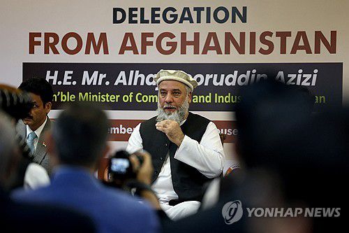 인도를 방문한 아프간 탈레반 정권 상공부 장관지난 21일(현지시간) 아프가니스탄 탈레반 정권의 누루딘 아지지 상공부 장관이 인도 뉴델리에서 열린 한 행사에 참석한 모습. 2025.11.22 [로이터 연합뉴스 자료사진. 재판매 및 DB 금지]