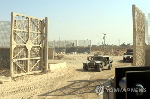 이스라엘-가자지구 경계 '그린라인'(셰자이야[가자지구]=연합뉴스) 김동호 특파원 = 5일(현지시간) 이스라엘 나할오즈 검문소에서 가자지구 북부 셰자이야의 한 이스라엘군 주둔지로 향하는 길에 통과한 양측 경계선 '그린라인'의 철망 울타리. 2025.11.6 dk@yna.co.kr