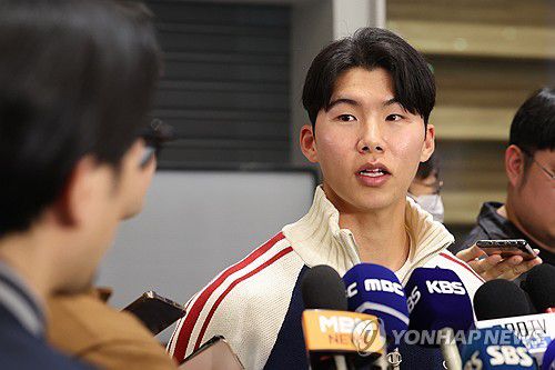 취재진 질문에 답하는 김혜성(영종도=연합뉴스) 임화영 기자 = 미국프로야구 메이저리그(MLB) 월드시리즈에서 우승한 로스앤젤레스 다저스의 김혜성이 6일 인천국제공항을 통해 귀국해 취재진의 질문에 답하고 있다. 2025.11.6 hwayoung7@yna.co.kr