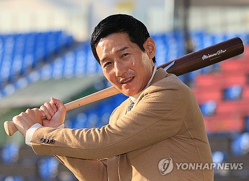 LG트윈스 염경엽 감독 '우승 스윙'(서울=연합뉴스) 최재구 기자 = LG 트윈스를 두 차례 통합우승으로 이끈 사령탑 염경엽 감독이 12일 서울 잠실야구장에서 연합뉴스와 인터뷰에 앞서 사진 촬영을 하고 있다. 2025.11.12 jjaeck9@yna.co.kr