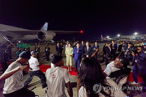이재명 대통령, 남아공 도착(요하네스버그=연합뉴스) 김도훈 기자 = 주요 20개국(G20) 정상회의에 참석하는 이재명 대통령과 김혜경 여사가 21일(현지시간) 남아프리카공화국 요하네스버그 OR탐보국제공항에 도착한 공군 1호기에서 내려 환영공연을 관람하고 있다. 2025.11.22 [공동취재 제공. 재판매 및 DB 금지] superdoo82@yna.co.kr