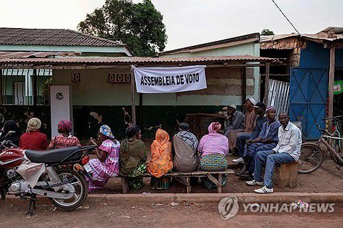투표하기 위해 기다리는 기니비사우 유권자들[AFP=연합뉴스]