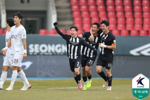 후반 상대 자책골로 2-1 역전한 뒤 기뻐하는 성남 선수들[한국프로축구연맹 제공. 재판매 및 DB 금지]