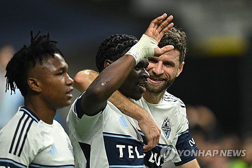 토마스 뮐러(오른쪽) 등 밴쿠버 선수들[Anne-Marie Sorvin-Imagn Images/로이터=연합뉴스]