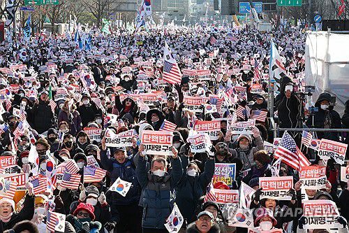 윤석열 대통령 탄핵 반대하는 보수단체(서울=연합뉴스) 이진욱 기자 = 14일 오후 서울 종로구 동화면세점 앞에서 보수성향 단체인 대한민국바로세우기국민운동본부(대국본) 주최로 열린 '자유 대한민국 수호 국민혁명대회'에서 참석자들이 탄핵 반대 구호를 외치고 있다. 2024.12.14 cityboy@yna.co.kr
