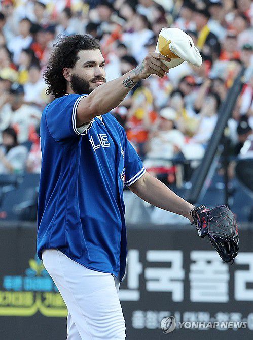 류현진 유니폼 입은 폰세(대전=연합뉴스) 김준범 기자 = 12일 대전 한화생명 볼파크에서 열린 2025 신한 SOL뱅크 KBO 올스타전. 나눔 선발 폰세가 메이저리그 시절 류현진 유니폼을 입고 있다. 2025.7.12 psykims@yna.co.kr