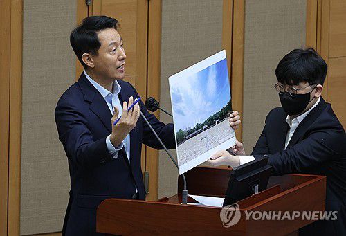 세운4구역 재개발과 종묘 관련 자료 든 오세훈 서울시장(서울=연합뉴스) 서명곤 기자 = 오세훈 서울시장이 18일 서울 중구 서울시의회에서 열린 제333회 정례회 시정질문에 참석, 세운4구역 재개발과 관련된 자료를 들고 질의에 답하고 있다. 2025.11.18 seephoto@yna.co.kr