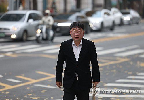 '신의한수' 신혜식씨 경찰 조사(서울=연합뉴스) 신준희 기자 = 보수 성향 유튜브 채널 '신의한수' 대표 신혜식씨가 24일 서울서부지법 난동 사태 관련 조사를 받기 위해 서울경찰청 안보수사과로 소환되고 있다. 2025.11.24 hama@yna.co.kr