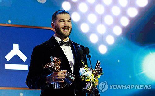 소감 밝히는 폰세(서울=연합뉴스) 한종찬 기자 = 24일 서울 송파구 롯데호텔 월드에서 열린 2025 신한 SOL뱅크 KBO 시상식에서 KBO리그 투수부문 평균자책점, 승리, 탈삼진, 승률상 수상자로 선정된 한화의 폰세가 소감을 밝히고 있다. 2025.11.24 saba@yna.co.kr