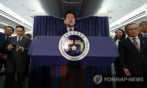 이재명 대통령, 순방 기내 기자간담회(앙카라=연합뉴스) 김도훈 기자 = 이재명 대통령이 23일(현지시간) G20 정상회의 일정을 마치고 남아프리카공화국에서 다음 방문지인 튀르키예로 향하는 공군 1호기에서 순방 기내 기자간담회를 하고 있다. 2025.11.24 superdoo82@yna.co.kr