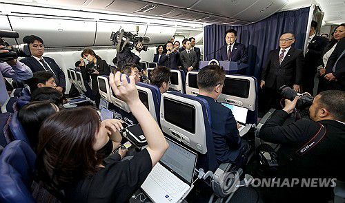 기내 기자간담회하는 이재명 대통령(앙카라=연합뉴스) 김도훈 기자 = 이재명 대통령이 23일(현지시간) G20 정상회의 일정을 마치고 남아프리카공화국에서 다음 방문지인 튀르키예로 향하는 공군 1호기에서 순방 기내 기자간담회를 하고 있다. 2025.11.24 superdoo82@yna.co.kr