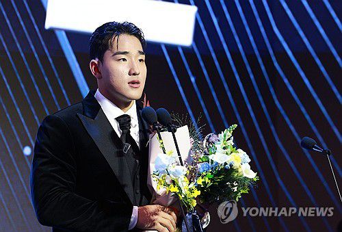 KBO 신인상의 주인공은 안현민(서울=연합뉴스) 한종찬 기자 = 24일 서울 송파구 롯데호텔 월드에서 열린 2025 신한 SOL뱅크 KBO 시상식에서 KBO 신인상을 받은 KT 안현민이 소감을 밝히고 있다. 2025.11.24 saba@yna.co.kr