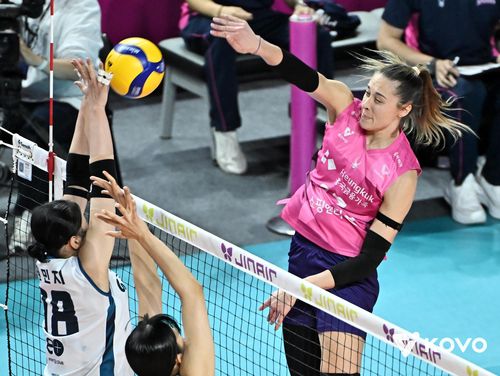 공격하는 흥국생명의 레베카(오른쪽)[한국배구연맹 제공. 재판매 및 DB 금지]
