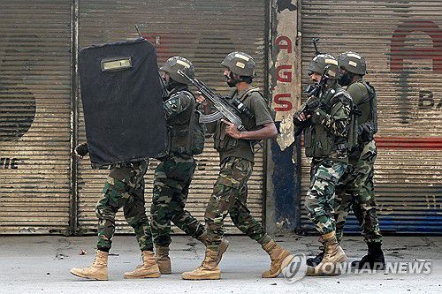 폭탄 테러 현장에 배치된 파키스탄 군인들[AFP 연합뉴스. 재판매 및 DB 금지]