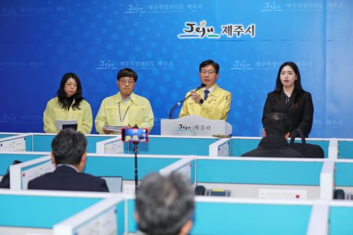 브리핑 하는 현원돈 제주시 부시장[제주시 제공]