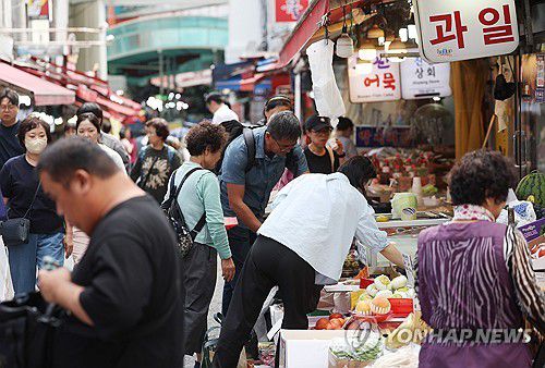 전통시장에서 장 보는 시민들[연합뉴스 자료사진]