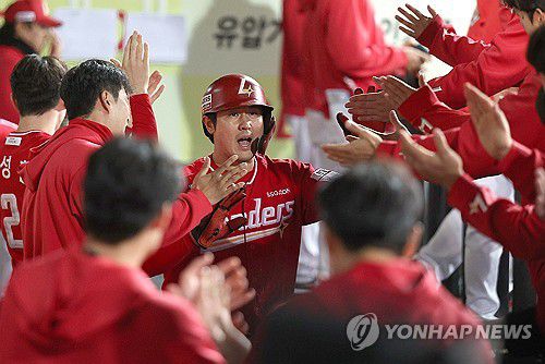 최정, 득점(대구=연합뉴스) 윤관식 기자 = 13일 대구 삼성라이온즈파크에서 열린 2025 프로야구 KBO리그 포스트시즌 준플레이오프 3차전 SSG 랜더스와 삼성 라이온즈의 경기. 4회초 2사 주자 2루 상황에서 SSG 최지훈의 안타 때 최정이 득점 후 동료들의 축하를 받고 있다. 2025.10.13 psik@yna.co.kr