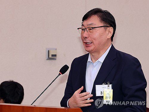 답하는 이화영 전 경기도 평화부지사(서울=연합뉴스) 박동주 기자 = 이화영 전 경기도 평화부지사가 10월 14일 서울 여의도 국회에서 열린 법무부 등에 대한 법제사법위원회 국정감사에서 더불어민주당 서영교 의원 질의에 답하고 있다. 2025.10.14 pdj6635@yna.co.kr