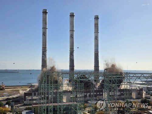 무너지는 울산화력 보일러 타워(울산=연합뉴스) 울산화력발전소 붕괴 사고 매몰자 수색·구조의 장애가 되는 보일러 타워  4·6호기 2기의 발파 작업이 11일 완료됐다. 2025.11.11 [울산소방본부 제공.재판매 및 DB 금지] young@yna.co.kr