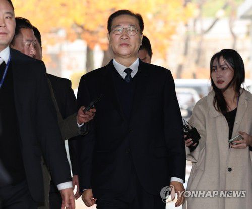 영장심사 출석하는 박성재(서울=연합뉴스) 서명곤 기자 = 내란 중요임무 종사 및 직권남용 권리행사 방해 혐의로 구속영장이 청구된 박성재 전 법무부 장관이 13일 서울 서초구 서울중앙지법에서 열린 구속 전 피의자 심문(영장실질심사)에 출석하기 위해 법정으로 향하고 있다. 2025.11.13 seephoto@yna.co.kr