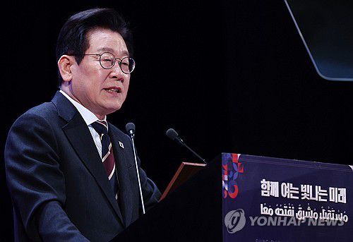 이재명 대통령, 카이로대학 연설(카이로=연합뉴스) 한상균 기자 = 이집트를 공식 방문 중인 이재명 대통령이 20일(현지시간) 카이로대학에서 '함께 여는 빛나는 미래'를 주제로 연설하고 있다. 2025.11.20 xyz@yna.co.kr