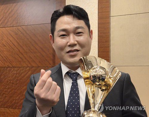 기념 촬영하는 양의지(서울=연합뉴스) 하남직 기자 = 프로야구 두산 베어스 포수 양의지가 지난 24일 서울 송파구 롯데호텔 월드에서 열린 2025 KBO리그 정규시즌 시상식에서 타격왕 트로피를 받은 뒤 기념 촬영하고 있다. 2025.11.25 jiks79@yna.co.kr