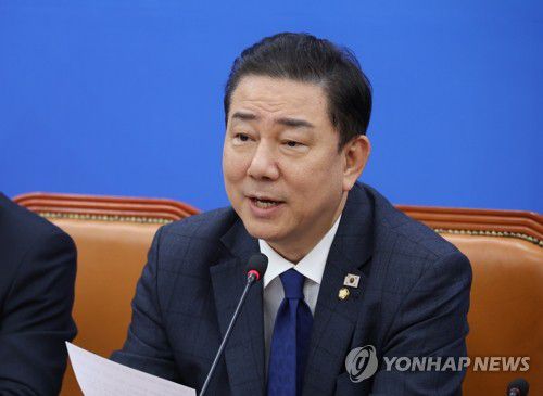 민주당 원내대책회의, 발언하는 김병기 원내대표(서울=연합뉴스) 황광모 기자 = 더불어민주당 김병기 원내대표가 25일 서울 여의도 국회에서 열린 원내대책회의에서 발언하고 있다. 2025.11.25 hkmpooh@yna.co.kr