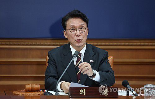 국무회의 주재하는 김민석 총리(서울=연합뉴스) 신준희 기자 = 김민석 국무총리가 25일 정부서울청사에서 열린 국무회의에서 발언을 하고 있다. 2025.11.25 hama@yna.co.kr