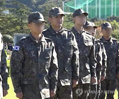 이재용 회장 장남 훈련 모습 공개(창원=연합뉴스) 이재용 삼성전자 회장 장남인 이지호(24) 씨 등 제139기 해군 사관 후보생들이 장교 훈련을 받는 모습 일부가 해군에 공개됐다. 사진은 이씨 등이 국방과 관련된 현장을 탐방한 모습.이씨 등 제139기는 오는 28일 해군사관학교에서 해군 참모총장 주관으로 열리는 수료·임관식에서 소위 계급장을 달 예정이다. 2025.11.25 [해군 홈페이지 캡처. 재판매 및 DB 금지] image@yna.co.kr