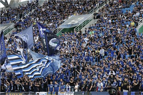 K리그2 인천 유나이티드 응원하는 팬들[한국프로축구연맹 제공. 재판매 및 DB 금지]