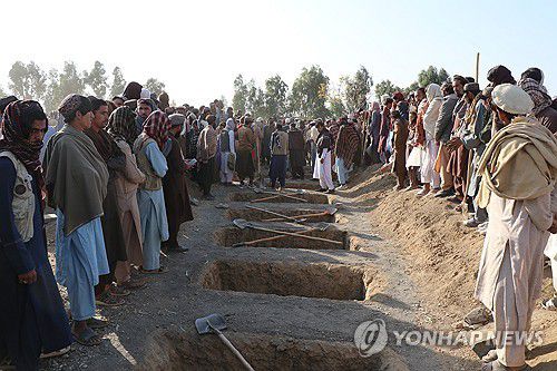 사망자들 매장하는 아프간 호스트주 주민들 [EPA 연합뉴스. 재판매 및 DB 금지]