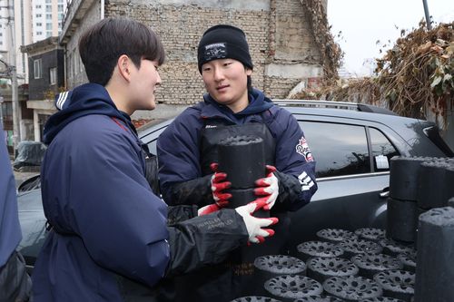 사랑의 연탄 나눔 행사에 참여한 두산 곽빈(오른쪽)과 김택연[두산 베어스 제공. 재판매 및 DB 금지]