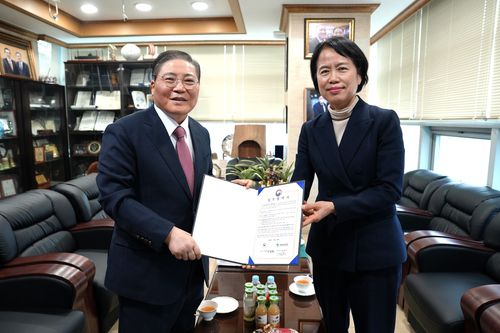새에덴교회·경기동부보훈지청, '보훈문화 확산' 업무협약 협약서 서명한 소강석 새에덴교회 목사(왼쪽)와 이정현 경기동부보훈지청장 [새에덴교회 제공]