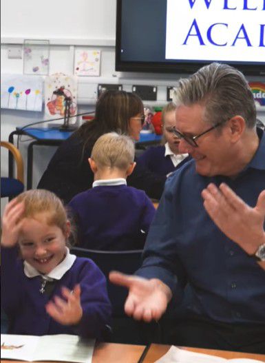 초등학생과 '6-7' 하는 스타머 총리[스타머 총리 인스타그램 영상 갈무리. 재판매 및 DB 금지]