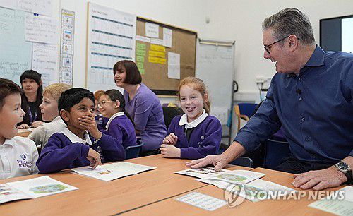 초등학교 수업 참관한 스타머 총리[AFP 연합뉴스 자료사진 재판매 및 DB 금지]