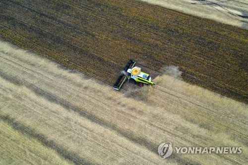 미국 일리노이주 콩 수확[EPA 연합뉴스 자료사진. 재판매 및 DB 금지]