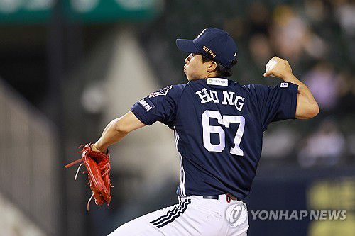 홍민규 역투(서울=연합뉴스) 신현우 기자 = 7일 서울 잠실야구장에서 열린 프로야구 2025 신한 SOL 뱅크 KBO리그 두산 베어스와 LG 트윈스의 경기.     8회말 교체 투입된 두산 투수 홍민규가 역투하고 있다. 2025.8.7 nowwego@yna.co.kr