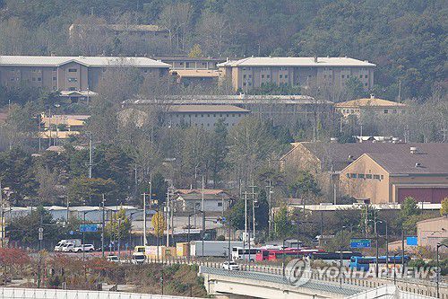 경기도, 미군 반환공여지 GB 해제 기준 완화(의정부=연합뉴스) 임병식 기자 = 경기도는 주한미군 반환공여구역의 개발 활성화를 위해 '개발제한구역(GB) 해제 통합지침'을 개정하고 31일부터 시행한다. 이에 따라 개발제한구역 해제에 적용되는 임대주택과 공원, 녹지, 중소기업 전용단지 등의 의무 확보 비율이 일부 완화된다. 이번 개정으로 하남 캠프 콜번, 의정부 캠프 잭슨·캠프 스탠리 등 미군 반환공여지 개발 사업이 속도를 낼 전망이다. 사진은 30일 의정부 캠프 스탠리 일대의 모습. 2025.10.30 andphotodo@yna.co.kr