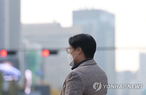 마스크 출근길(서울=연합뉴스) 류영석 기자 = 수도권 지역 초미세먼지 농도가 나쁨 수준을 보인 지난 7일 오전 서울 광화문광장에서 한 시민이 마스크를 쓴 채 걸어가고 있다. 2025.11.7 ondol@yna.co.kr