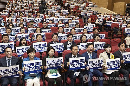 민주당, '천만의 꿈'을 듣겠습니다(서울=연합뉴스) 황광모 기자 = 더불어민주당 정청래 대표(왼쪽 네 번째)와 장경태 서울시당 위원장(왼쪽 다섯 번째)을 비롯한 의원들과 당원들이 25일 국회 의원회관에서 열린 민주당 서울시당 '천만의 꿈 경청단' 출범식에 참석해 손팻말을 들고 구호를 외치고 있다. 2025.11.25 hkmpooh@yna.co.kr