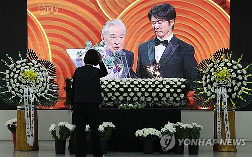 원로 배우 이순재 별세, 추모공간 마련한 KBS(서울=연합뉴스) 김주형 기자 = 25일 현역 '최고령 배우'로 활동해온 배우 이순재가 별세했다. 같은 날 서울 여의도 KBS 본관 내 시청자광장에 추모 공간이 마련되어 있다. KBS는 누구나 와서 추모의 뜻을 밝힐 수 있다고 설명했다. 2025.11.25 kjhpress@yna.co.kr