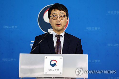 국토부, 내년 수도권 공공택지 공공분양 공급계획 브리핑(세종=연합뉴스) 윤동진 기자 = 김배성 국토교통부 공공주택추진단장이 26일 정부세종청사 국토부 기자실에서 내년 수도권 공공택지 공공분양 공급계획 관련 브리핑을 하고 있다. 2025.11.26 mon@yna.co.kr