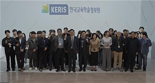 '미디어 숲' 개관식 주요 참석자들 기념사진(서울=연합뉴스) 지난 25일 열린 AI·실감미디어 기반 학습 공간 '미디어 숲' 개관식에서 주요 참석자들이 기념촬영을 하고 있다. 앞줄 오른쪽 6번째가 정제영 교육학술정보원장. [혼합현실설계그룹 MRAG 제공]