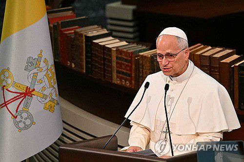 교황(앙카라 AFP=연합뉴스) 27일(현지시간) 교황 레오 14세가 튀르키예에서 열린 환영 행사에서 연설하고 있다. 2025.11.27 photo@yna.co.kr