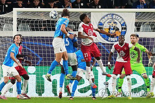 헤더 득점에 성공하는 다비드 루이스[AP=연합뉴스]