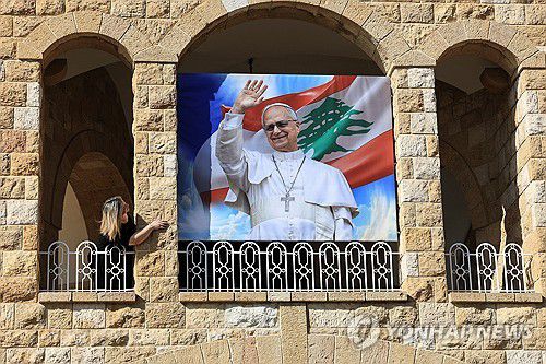 "교황 환영"(잘엘딥 로이터=연합뉴스) 19일(현지시간) 레바논의 한 병원 외벽에 교황 방문을 환영하는 사진이 걸려 있다. 2025.11.27 photo@yna.co.kr