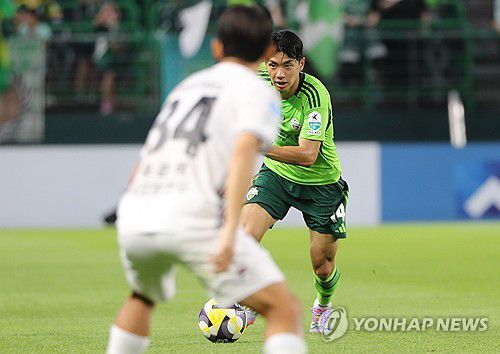 전진우, 날카로운 눈빛(전주=연합뉴스) 나보배 기자 = 23일 전북 전주월드컵경기장에서 열린 하나은행 K리그1 2025 전북현대와 강원FC의 경기. 전북현대 전진우가 기회를 엿보고 있다. 2025.7.23 warm@yna.co.kr